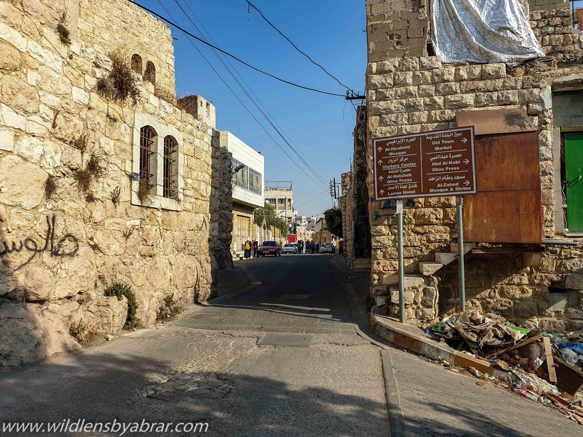 The Path to Ibrahimi Mosque (Cave of Patriarchs) is marked all the way from old town
