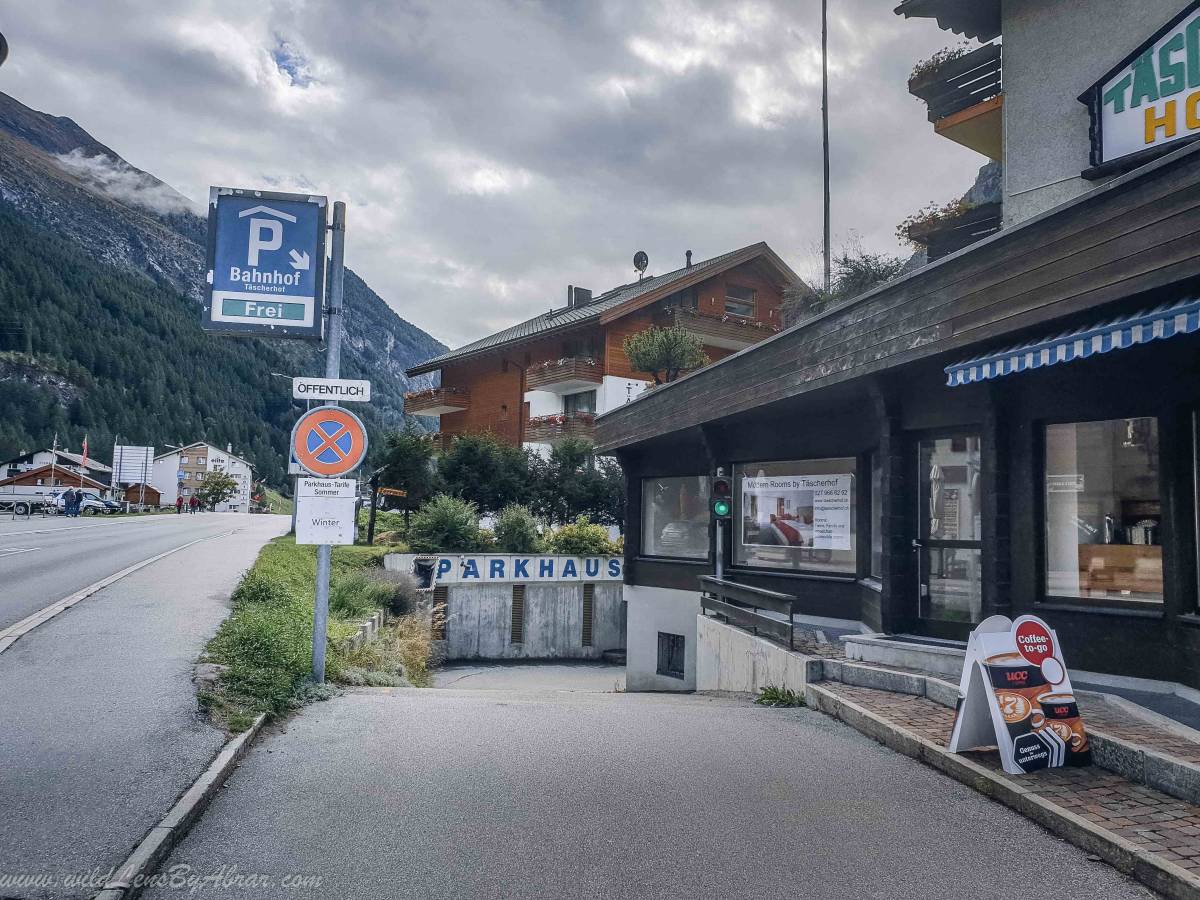 Entrance to the Täscherhof Bahnhof Parking